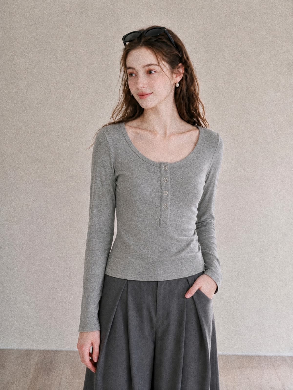 가을 새로운 한국 스타일 몸매 가꾸기 낮음 라운드 넥 단추 디자인 긴팔 만나는 티셔츠 단색 다용도 인사이드 가져 가라. 여성 셔츠 상세 이미지 6