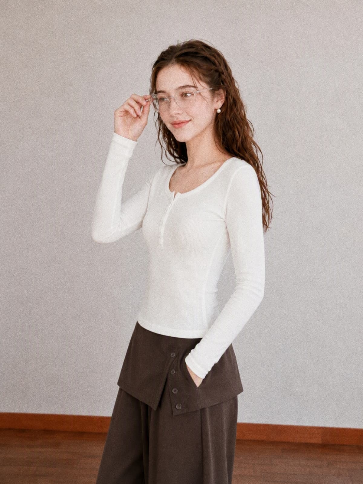 가을 새로운 한국 스타일 몸매 가꾸기 슬림해 보이는 반 개방 버클 순수한 욕망 만나는 인사이드 잡아라. 의류 여성 미니멀리즘 라운드 넥 긴팔 티셔츠 상세 이미지 2