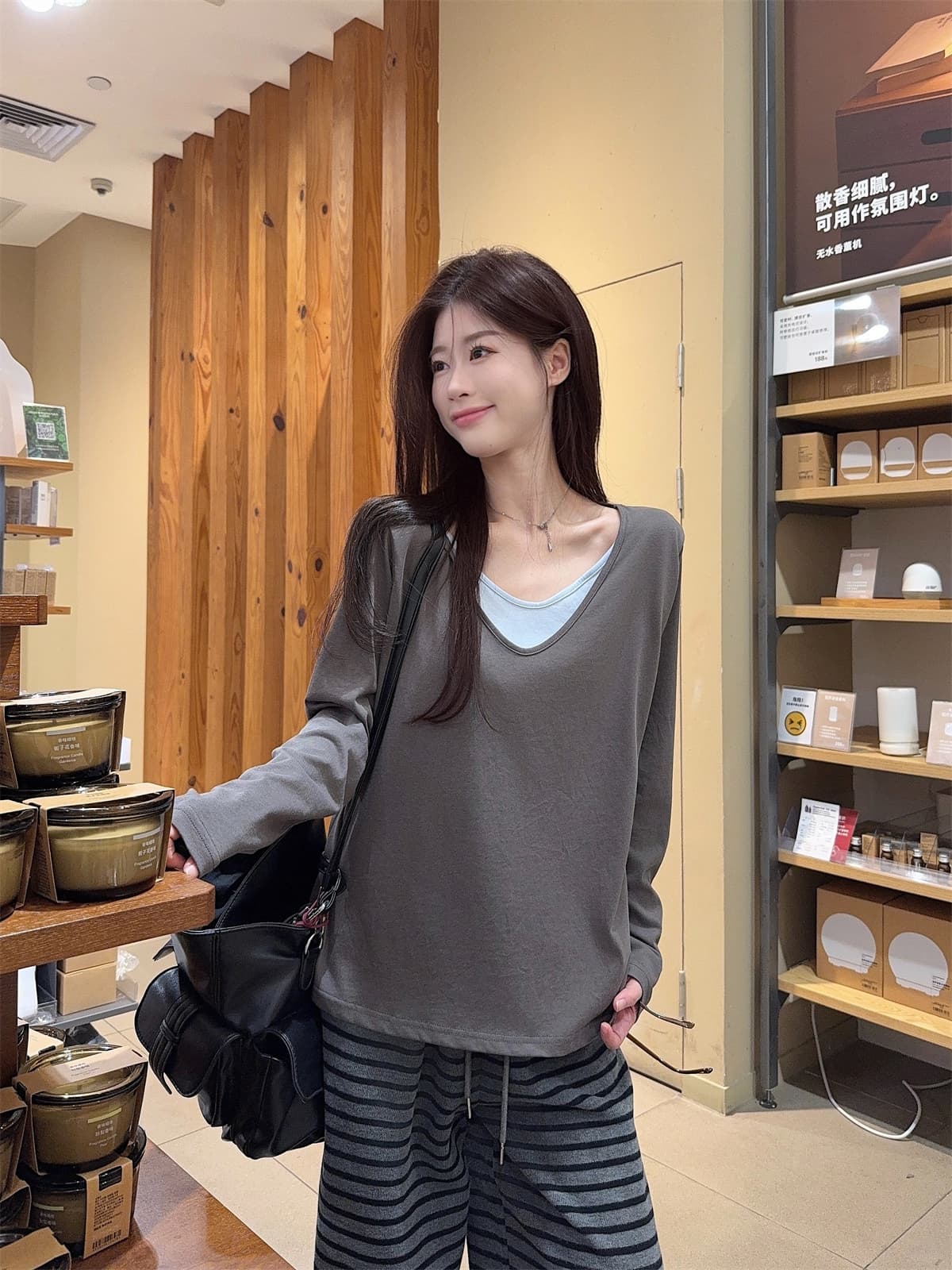 실사 정가 봄 한국 스타일 페이크 레이어드 V넥 루즈핏 슬림해 보이는 긍정적 인 어깨 미니멀리즘 다용도 긴팔 티셔츠 맨위 여성