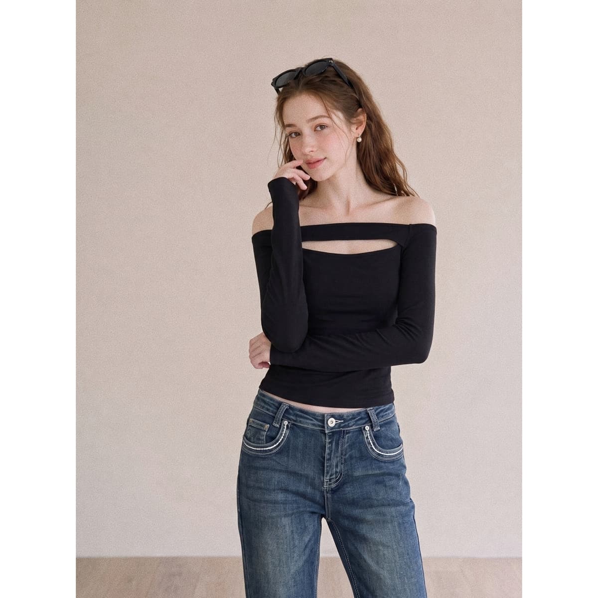 가을 새로운 순수한 욕망 오프숄더 홀로우 아웃 디자인 긴팔 티셔츠 여성 몸매 가꾸기 슬림해 보이는 오프숄더 핫걸 쇼트 스타일 맨위 이미지 3