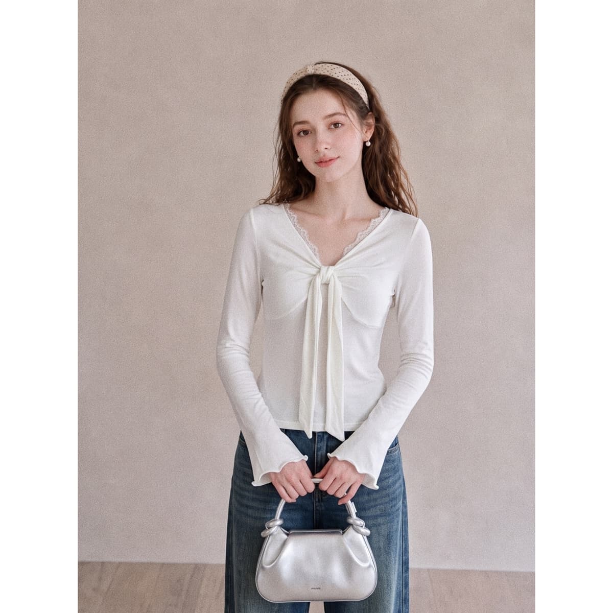 가을 새로운 화이트 레이스 V넥 긴팔 티셔츠 여성 몸매 가꾸기 레이스업 디자인 센스 품격 인사이드 가져 가라. 기본 셔츠 맨위