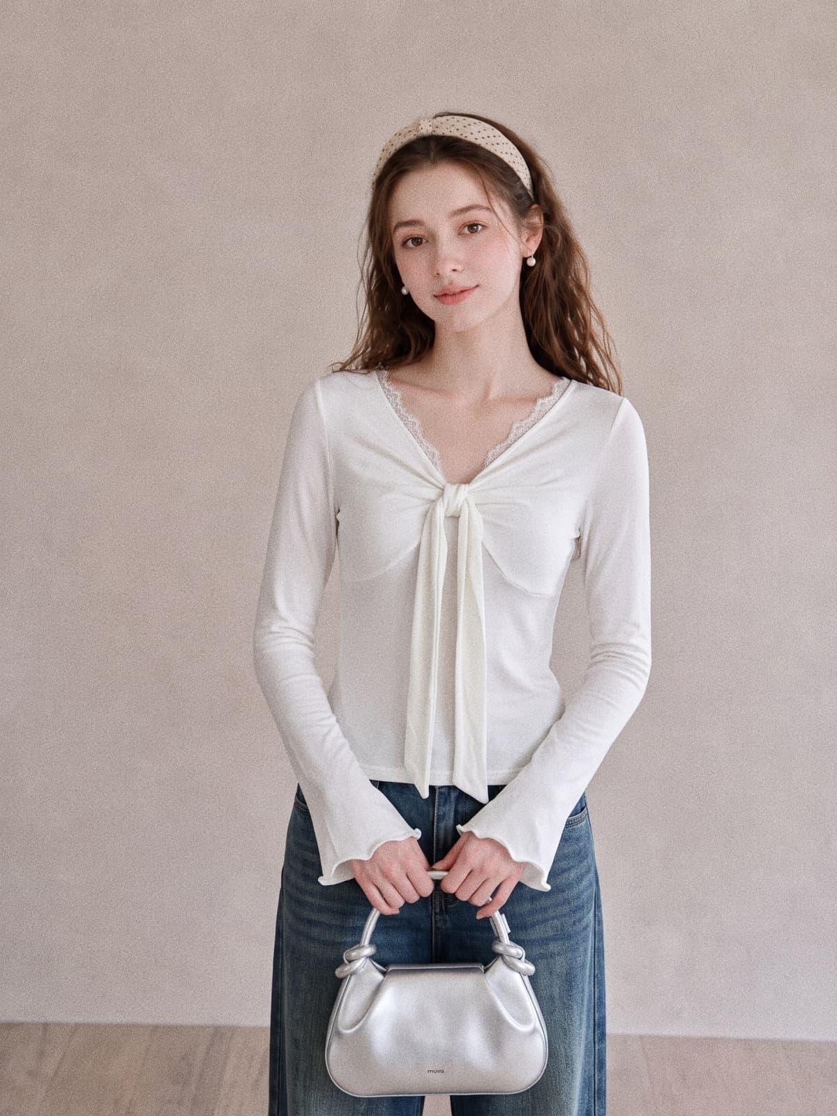 가을 새로운 화이트 레이스 V넥 긴팔 티셔츠 여성 몸매 가꾸기 레이스업 디자인 센스 품격 인사이드 가져 가라. 기본 셔츠 맨위 상세 이미지 2