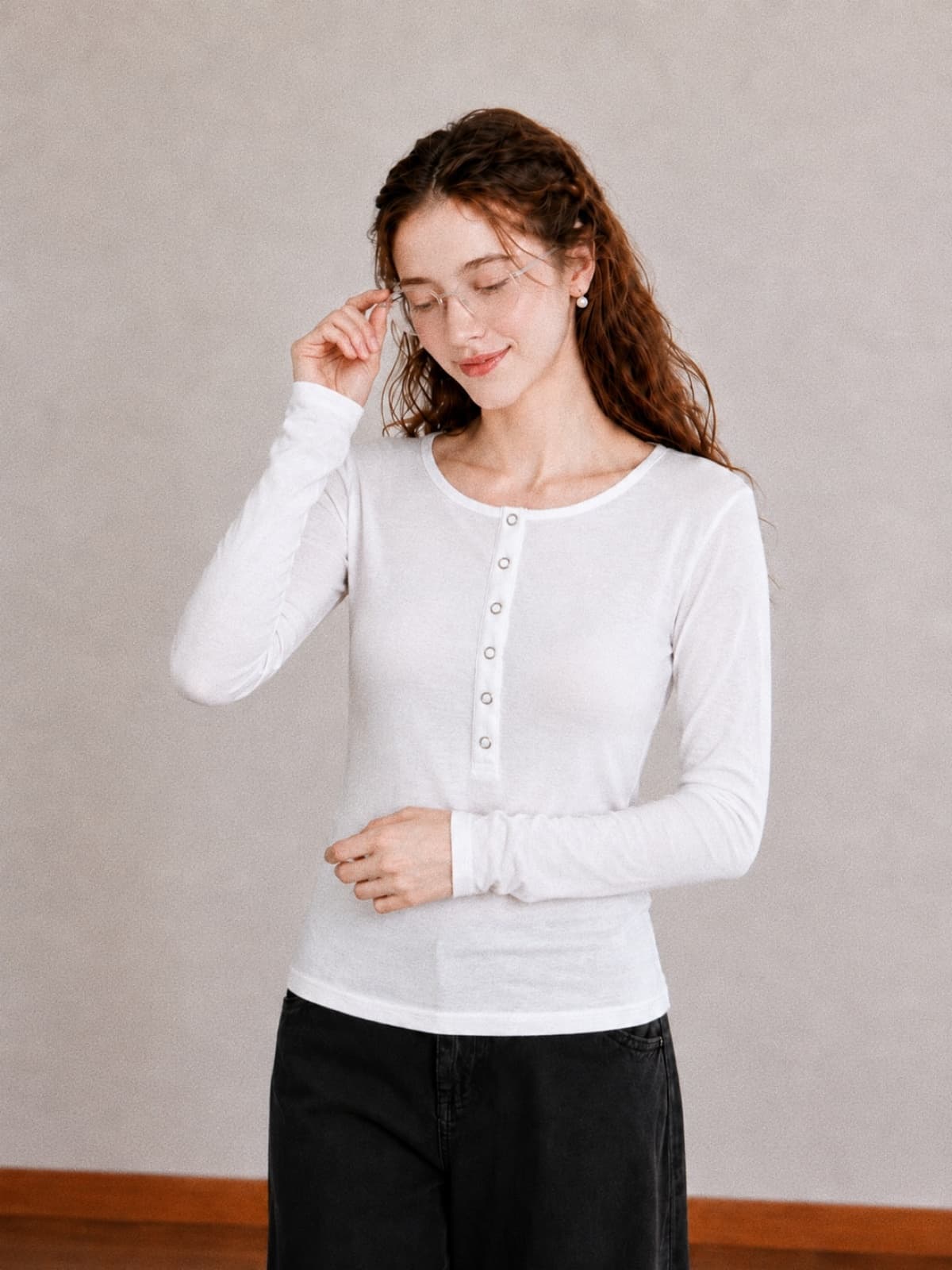 가을 새로운 미니멀리즘 기초 섹션 라운드 넥 긍정적 인 어깨 긴팔 인사이드 잡아라. 의류 여성 몸매 가꾸기 슬림해 보이는 단색 티셔츠 만나는 상세 이미지 6