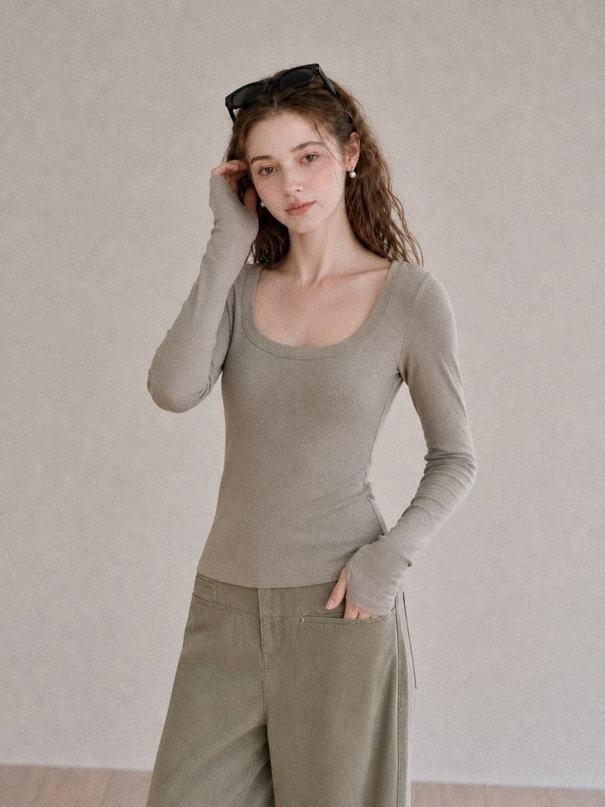 가을 새로운 아메리칸 레트로 스타일 광장 칼라 t 셔츠 여성 몸매 가꾸기 슬림해 보이는 이슬 쇄골 소매 구멍 디자인 긴팔 맨위 상세 이미지 5