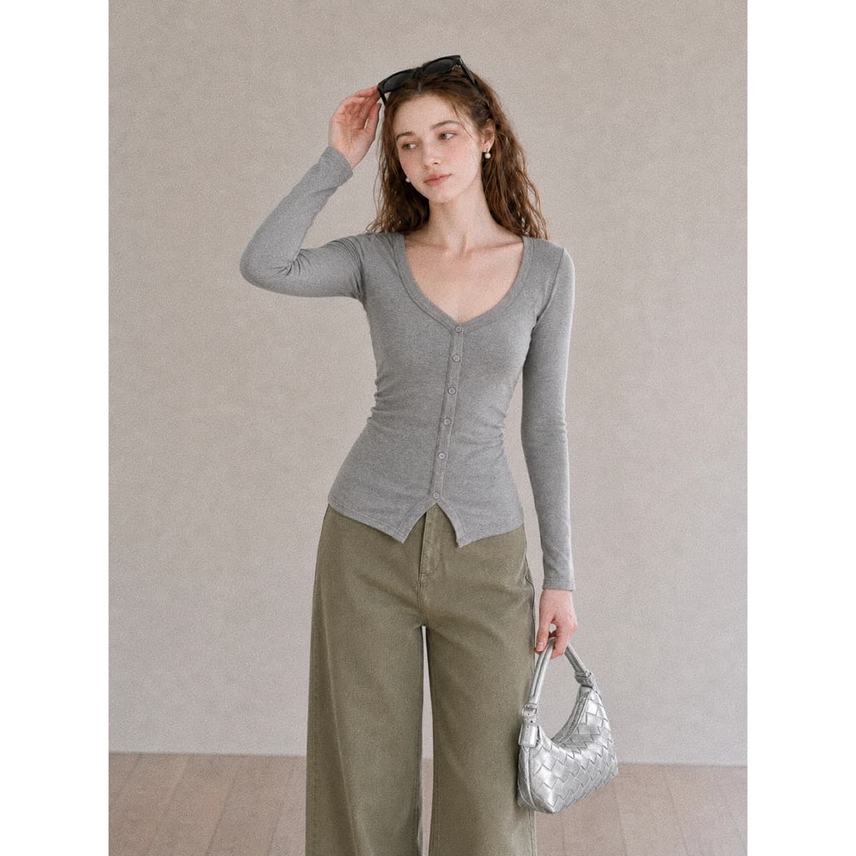 가을 새로운 빛 요리 한 출퇴근 바람 V넥 티셔츠 여성 몸매 가꾸기 슬림해 보이는 이전 단추 측면 허리 주름 디자인 긴팔 맨위 이미지 3