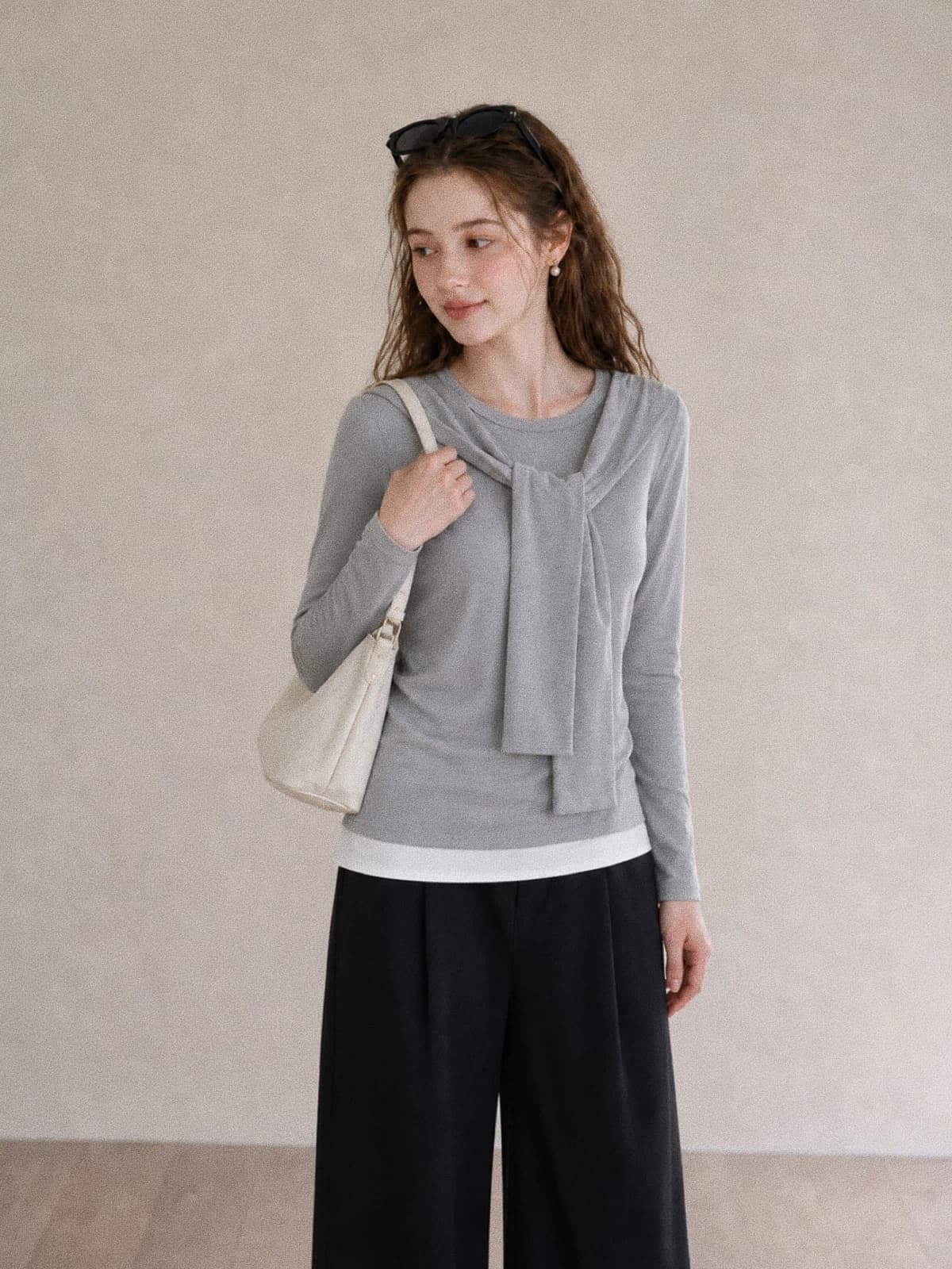 가을 새로운 한 부서 미니멀리즘 바람 라운드 넥 티셔츠 여성 몸매 가꾸기 슬림해 보이는 숄 레이스업 페이크 레이어드 섹션 긴팔 맨위 상세 이미지 4