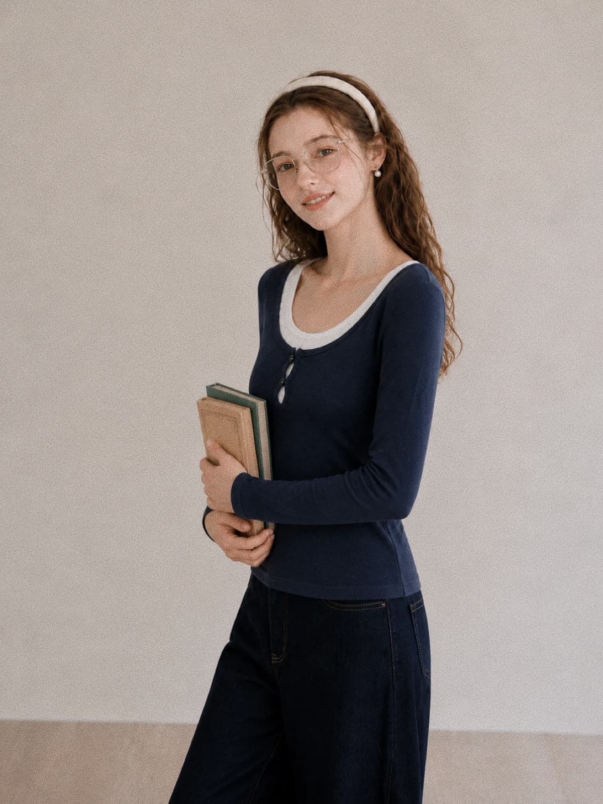 가을 새로운 레트로 출퇴근 바람 라운드 넥 티셔츠 여성 몸매 가꾸기 슬림해 보이는 배색 페이크 레이어드 단추 긴팔 섹션 맨위 상세 이미지 5