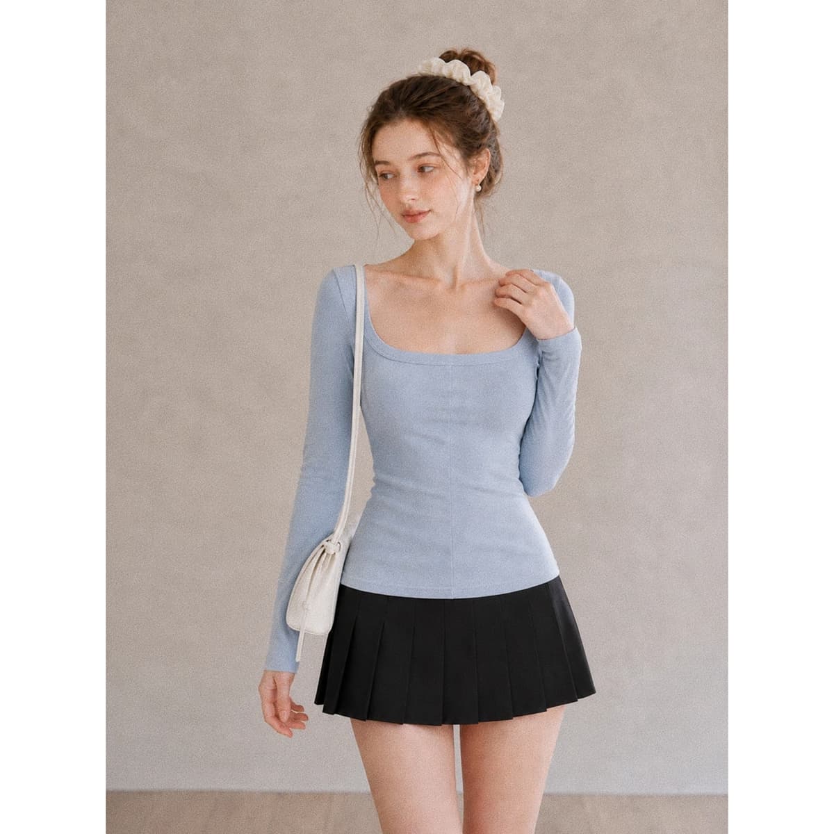 가을 새로운 한국 스타일 광장 칼라 핫걸 몸매 가꾸기 생선뼈 디자인 센스 단색 미니멀리즘 인사이드 가져 가라. 긴팔 티셔츠 맨위 여성