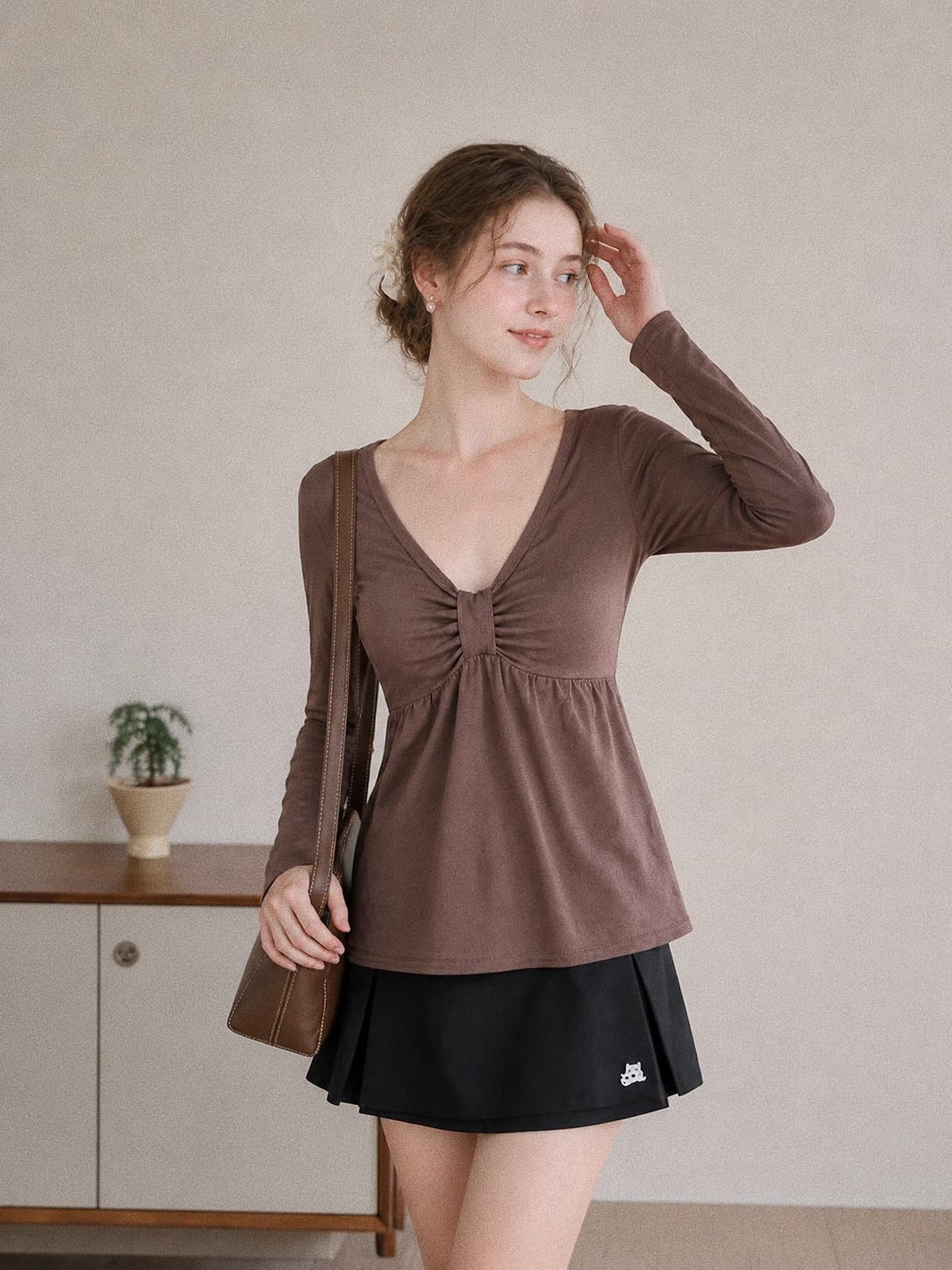 가을 새로운 한국 스타일 레트로 스타일 V넥 티셔츠 여성 슬림해 보이는 가슴 펌프 Pleat 디자인 디스플레이 품격 긴팔 맨위 상세 이미지 6