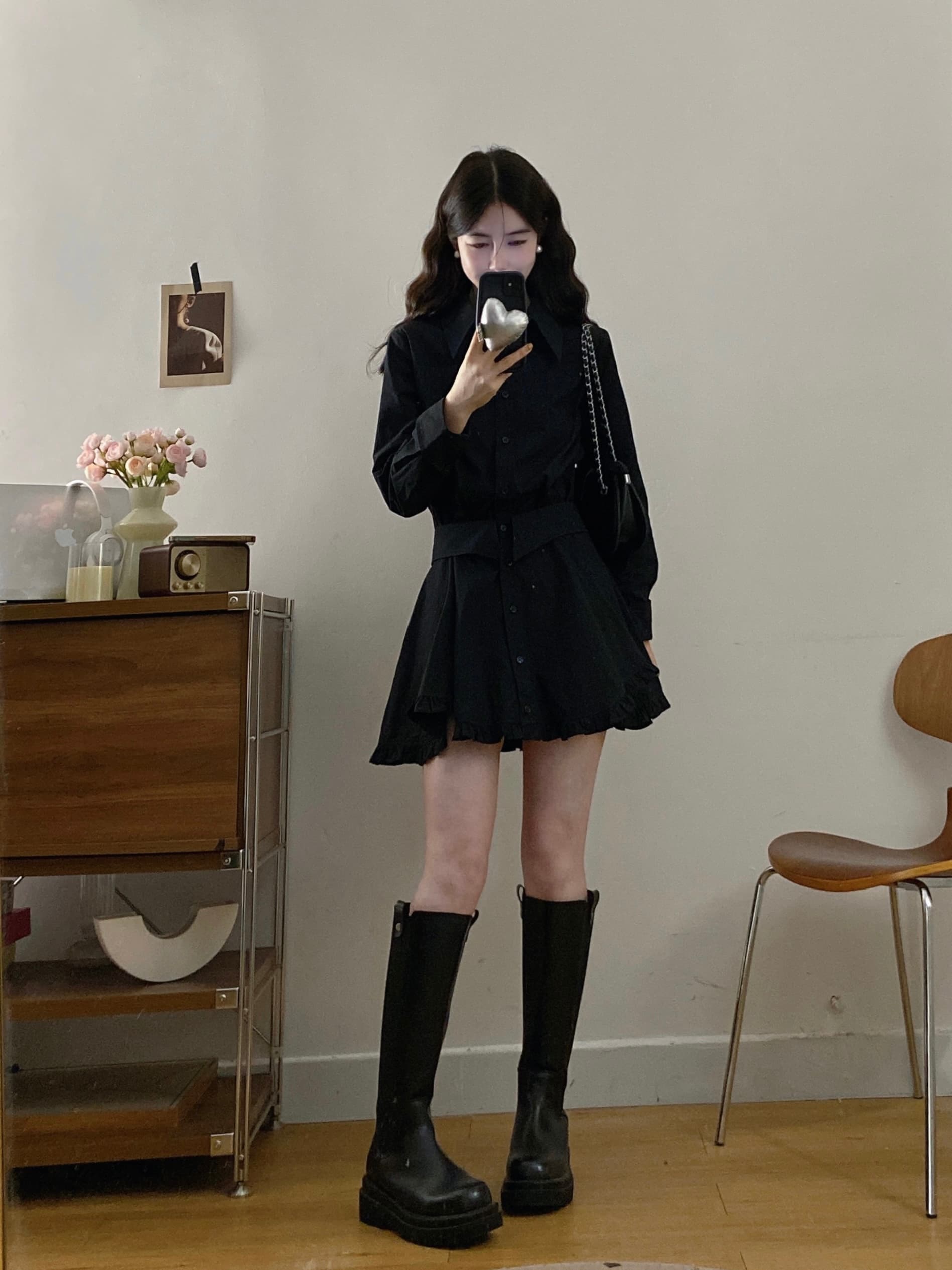실사 2026 이른 가을 새로운 페이크 레이어드 검정색 셔츠 드레스 고급 센스 천 금빛 바람 프릴 드레스 상세 이미지 8