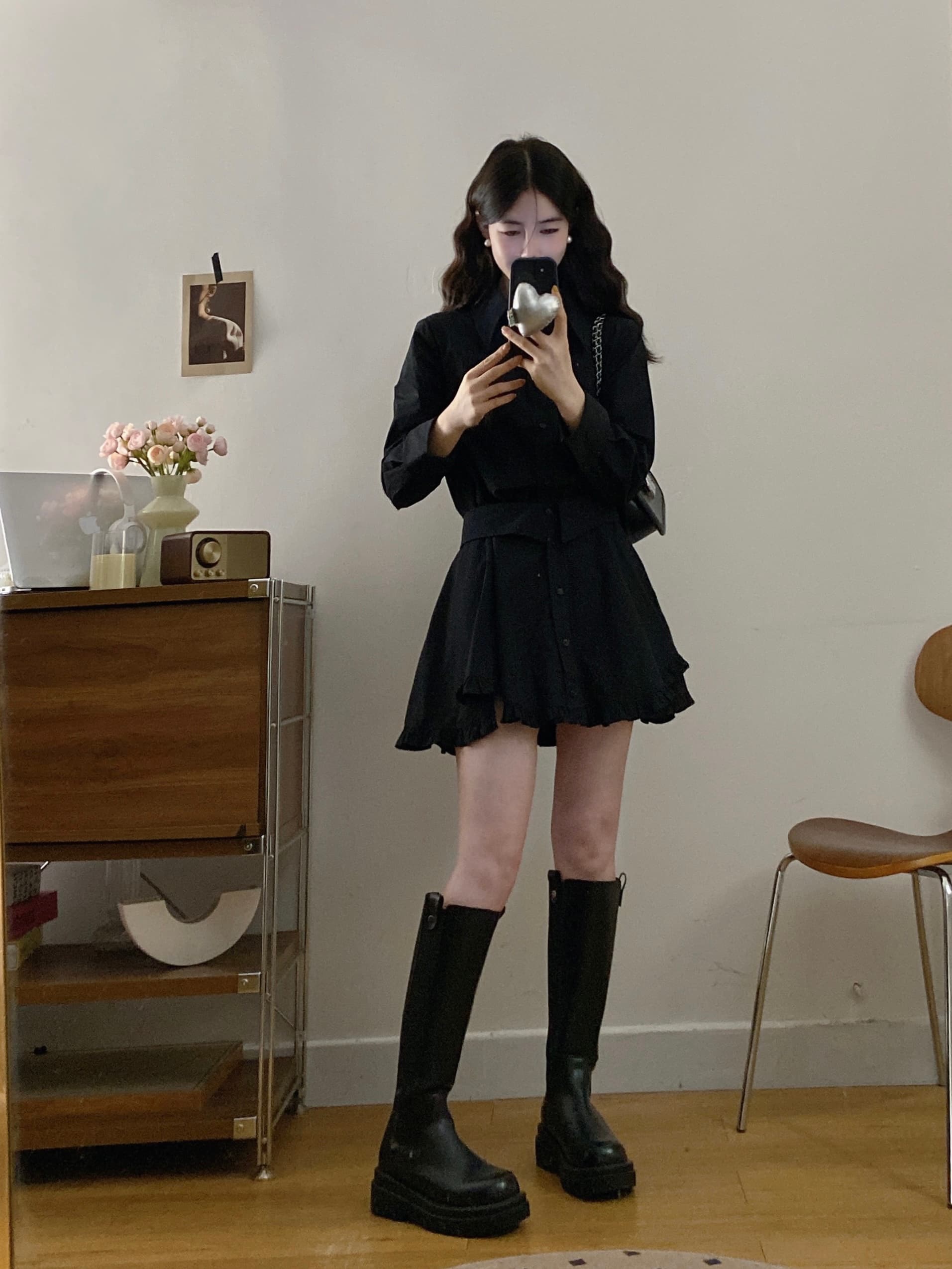 실사 2026 이른 가을 새로운 페이크 레이어드 검정색 셔츠 드레스 고급 센스 천 금빛 바람 프릴 드레스 상세 이미지 9
