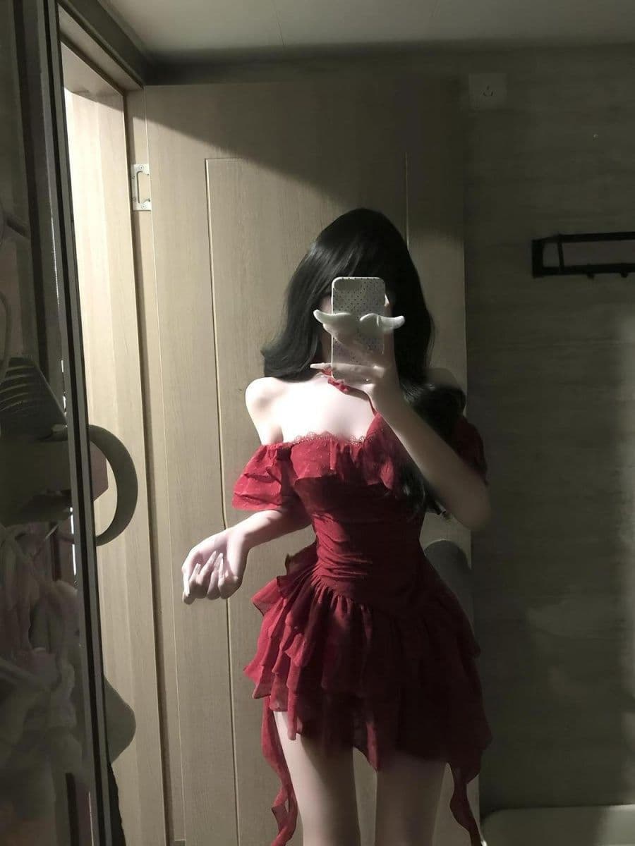여름 새로운 프랑스식 달콤한 매운맛 품격 디자인 센스 둘 착용 슬립 오프숄더 드레스 불규칙 슬림해 보이는 미니 스커트