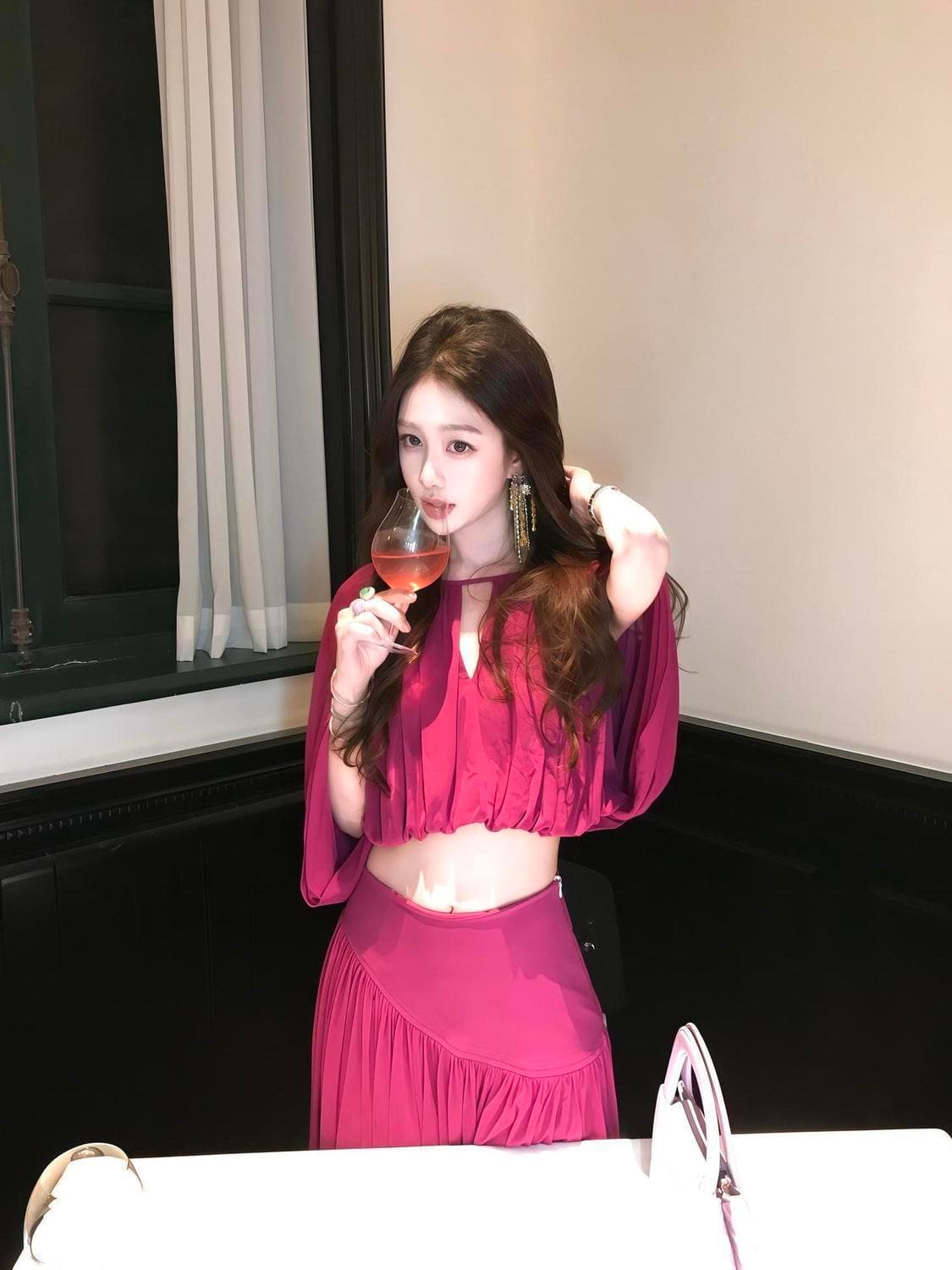 여름 새로운 프랑스식 명문 여성 천 골드 품격 고급 센스 민소매 망토 맨위 하이웨이스트 반신 스커트 두 조각 여성 세트 상세 이미지 4