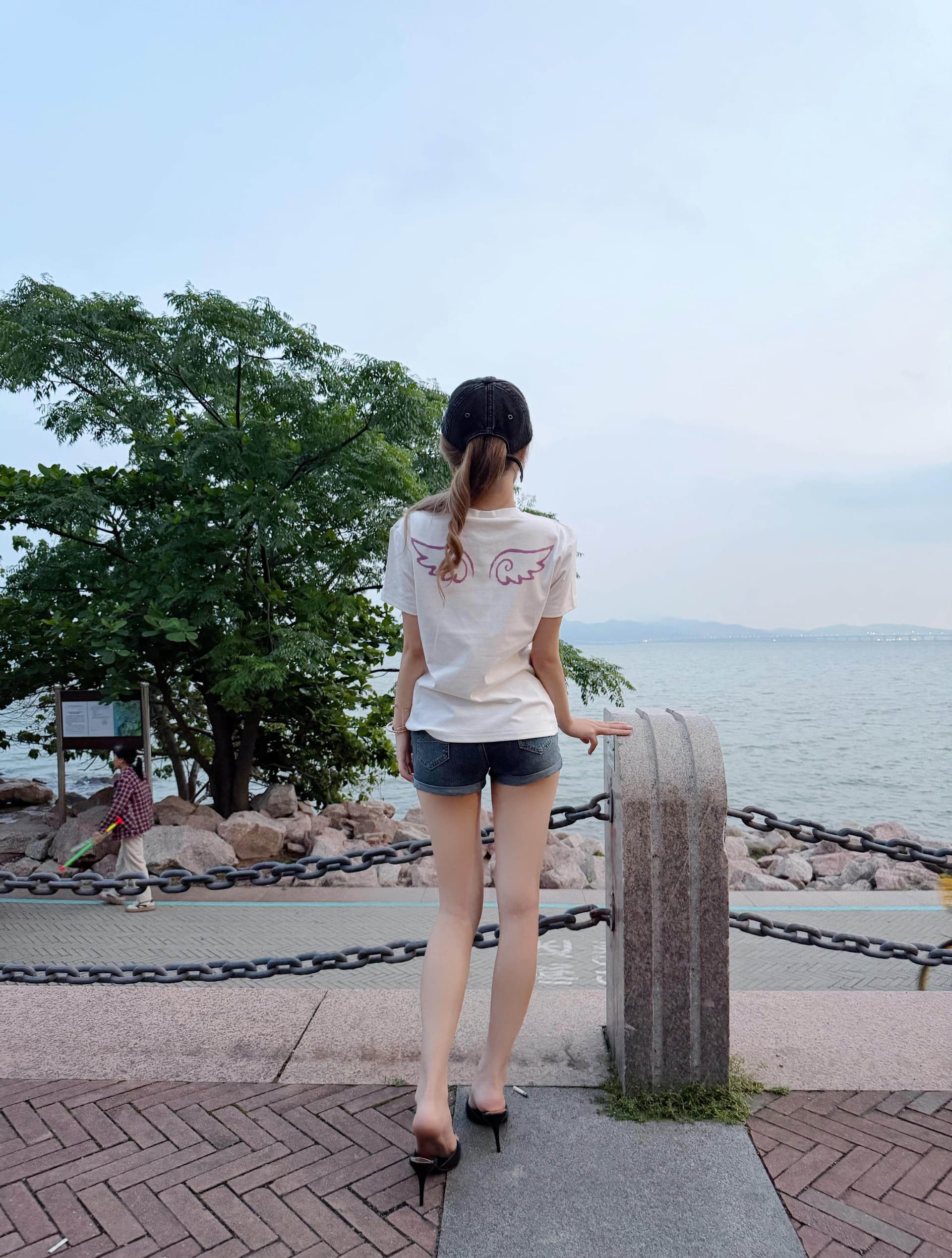 느낌 있음 신축성 프린트 몸매 가꾸기 허리 수축 V넥 반팔 티셔츠 여성 이미지 3