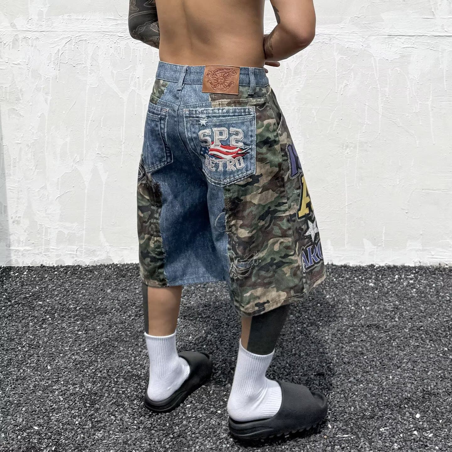 여름 새로운 데님 반바지 남자 패션 다용도 워크웨어 오부 바지 자수 작은 곰 루즈핏 스트레이트 바지 트렌드 이미지 2