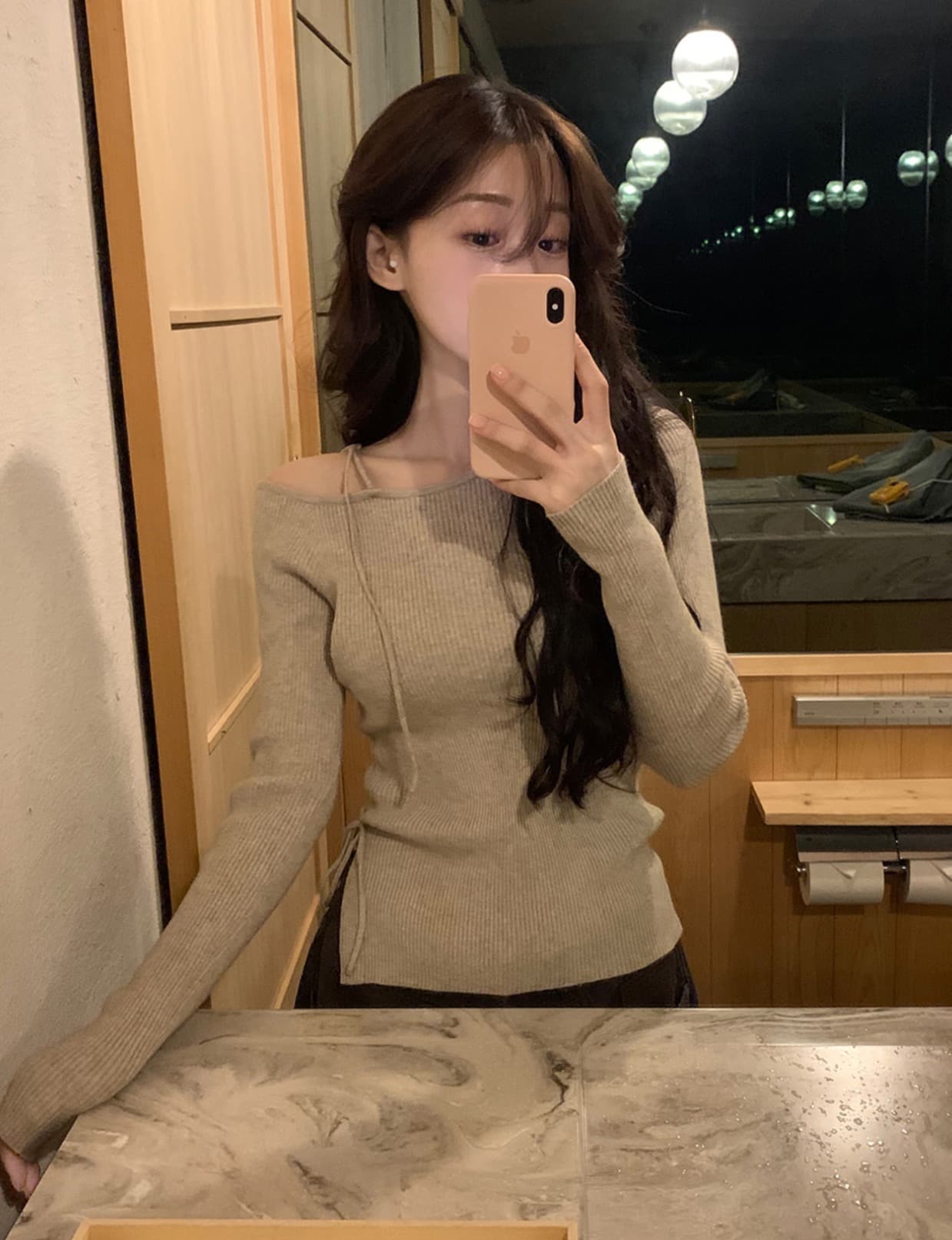 한국 chic 가을 새로운 ins 디자인 센스 오프숄더 레이스업 허리 주름 트임 슬림해 보이는 긴팔 니트 스웨터 상세 이미지 8