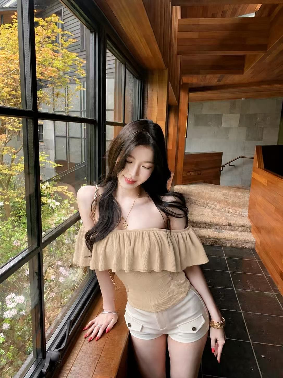 프랑스식 명문 여성 바람 디자인 센스 오프숄더 맨위 프릴 오프숄더 니트 반팔 여성 디자인 센스 튜브탑 티셔츠