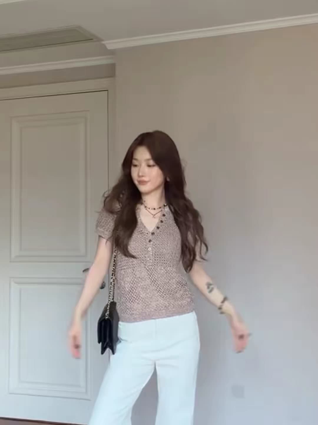 프랑스식 오래된 돈 바람 커피 색상 헨리 칼라 홀로우 아웃 작은 날다 소매 짠 셔츠 2026 여름 얇은 스타일 다용도 통기성 맨위