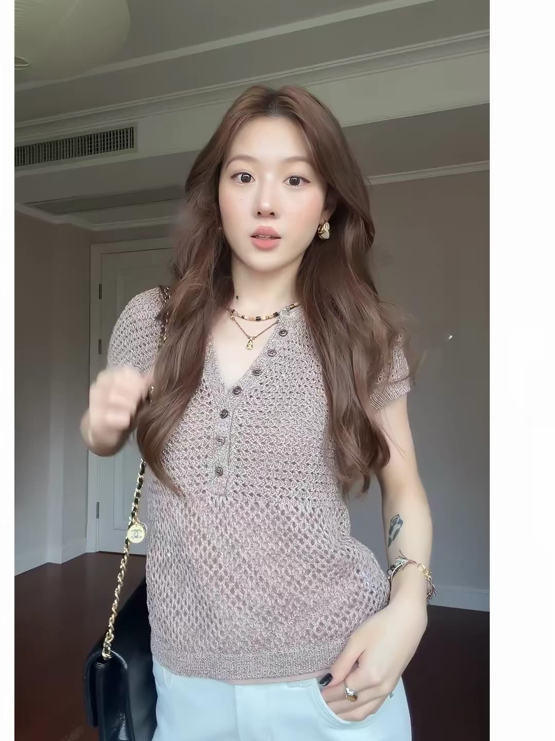 프랑스식 오래된 돈 바람 커피 색상 헨리 칼라 홀로우 아웃 작은 날다 소매 짠 셔츠 2026 여름 얇은 스타일 다용도 통기성 맨위 상세 이미지 1