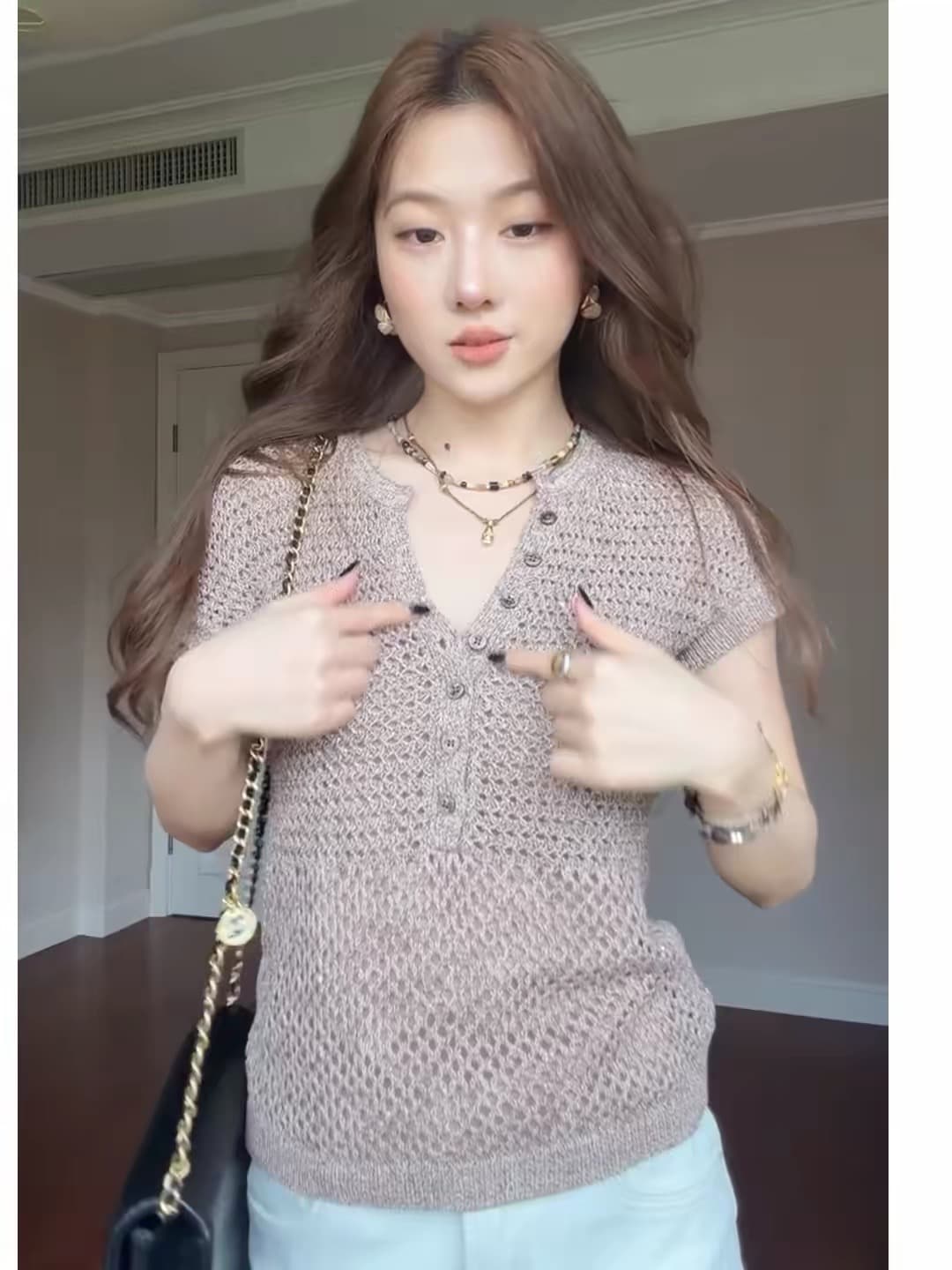 프랑스식 오래된 돈 바람 커피 색상 헨리 칼라 홀로우 아웃 작은 날다 소매 짠 셔츠 2026 여름 얇은 스타일 다용도 통기성 맨위 상세 이미지 2