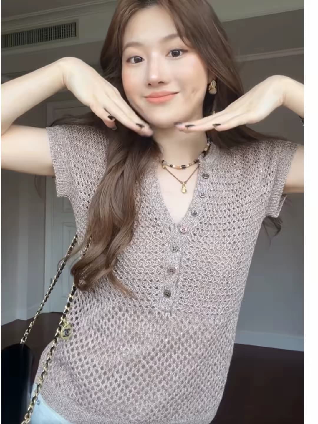 프랑스식 오래된 돈 바람 커피 색상 헨리 칼라 홀로우 아웃 작은 날다 소매 짠 셔츠 2026 여름 얇은 스타일 다용도 통기성 맨위 상세 이미지 3