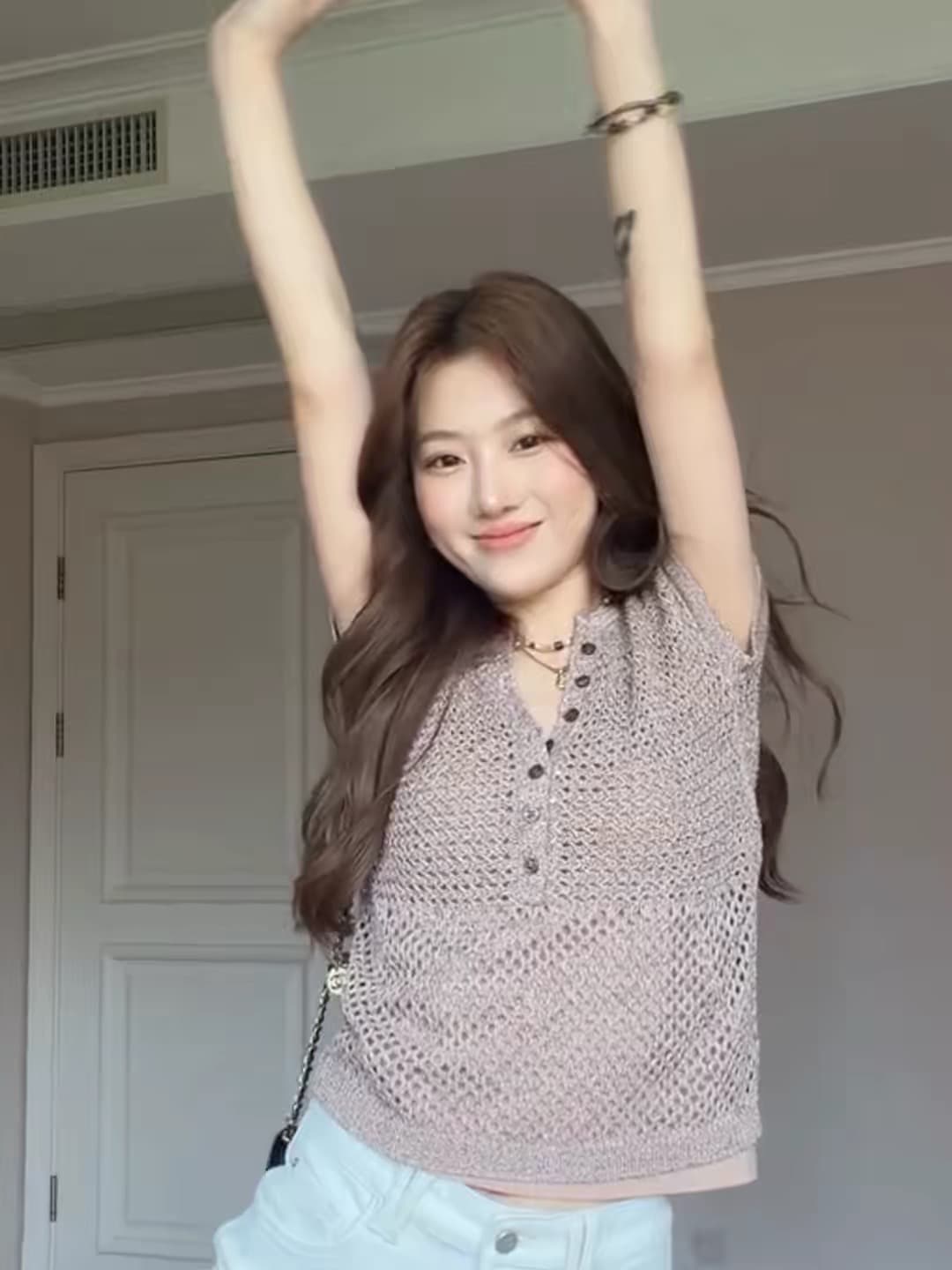 프랑스식 오래된 돈 바람 커피 색상 헨리 칼라 홀로우 아웃 작은 날다 소매 짠 셔츠 2026 여름 얇은 스타일 다용도 통기성 맨위 상세 이미지 4