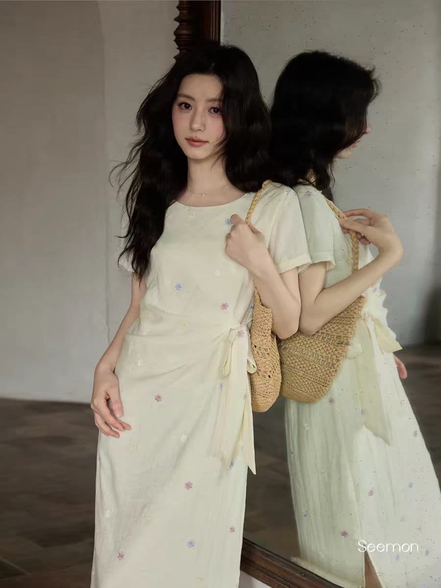 2026 새로운 여름 한 부서 품격 디자인 센스 치마 허리 수축 슬림해 보이는 롱 스커트 자수 스트랩 드레스 상세 이미지 4