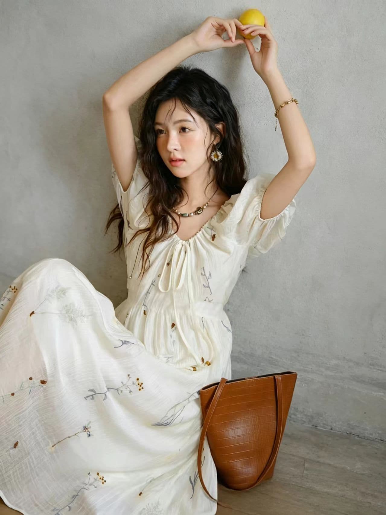 수수께끼 보여주기 프랑스식 레트로 품격 주간 실크 드레스 2026 여름 신제품 Chic 몸매 가꾸기 반팔 자수 치마 이미지 3