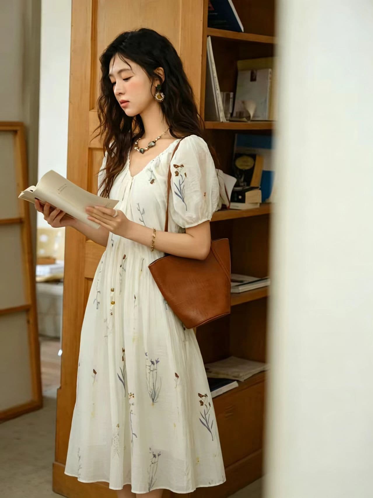 수수께끼 보여주기 프랑스식 레트로 품격 주간 실크 드레스 2026 여름 신제품 Chic 몸매 가꾸기 반팔 자수 치마 상세 이미지 1