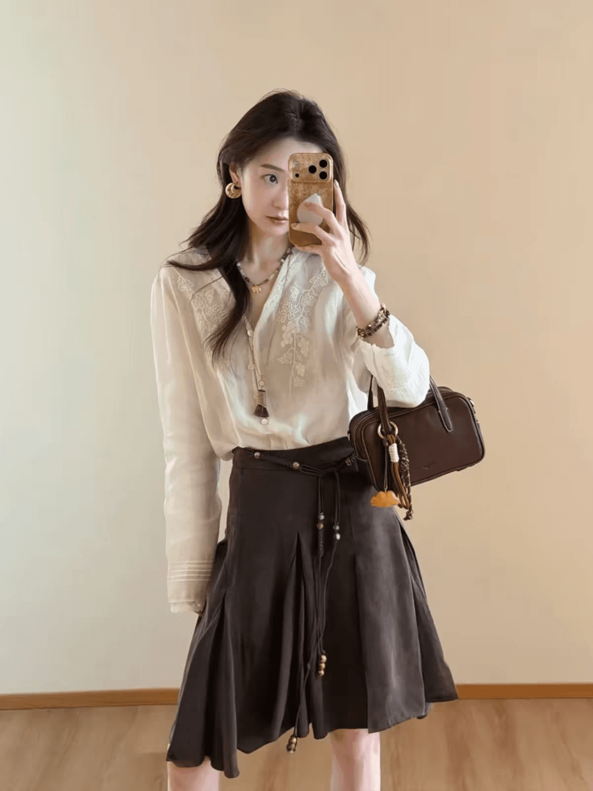 이른 가을 착용 가져 가라. 전체 집합 부드러운 분위기 화이트 V넥 자수 셔츠 불규칙 반신 미니 스커트 두 조각 여성 세트