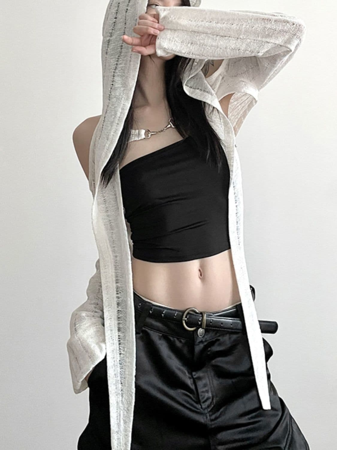 원본 높은 품질 원단 작은 대중 수공 찢어진 오프숄더 후드 블라우스 여성 슬림해 보이는 단색 다용도 쇼트 스타일 재킷