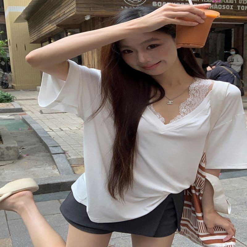 6535 고급 빗질된 면 반팔 티셔츠 여성 여름 2026 새로운 긍정적 인 어깨 레이스 V넥 루즈핏 디자인 센스 아름다운 맨위