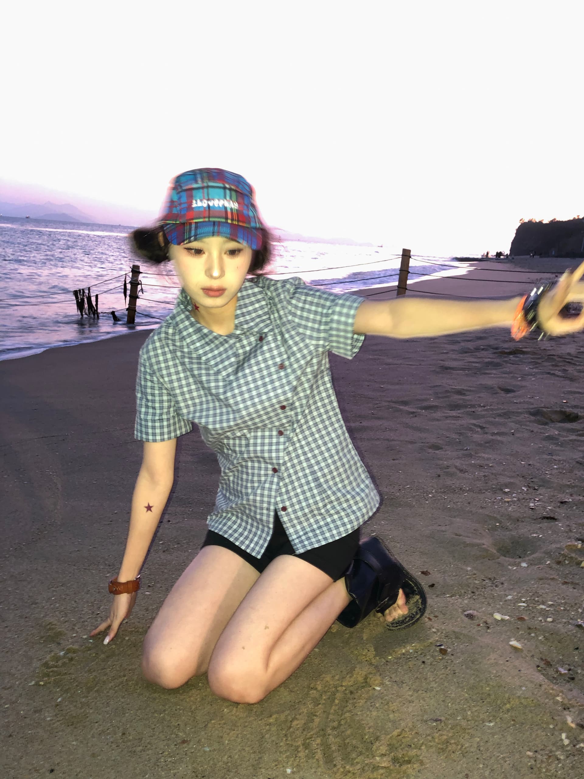 경관 그림 정가 비스듬한 버클 레트로 체크무늬 달콤한 차가운 반팔 허리 수축 슬림해 보이는 디자인 센스 POLO 칼라 순면 셔츠 상세 이미지 4