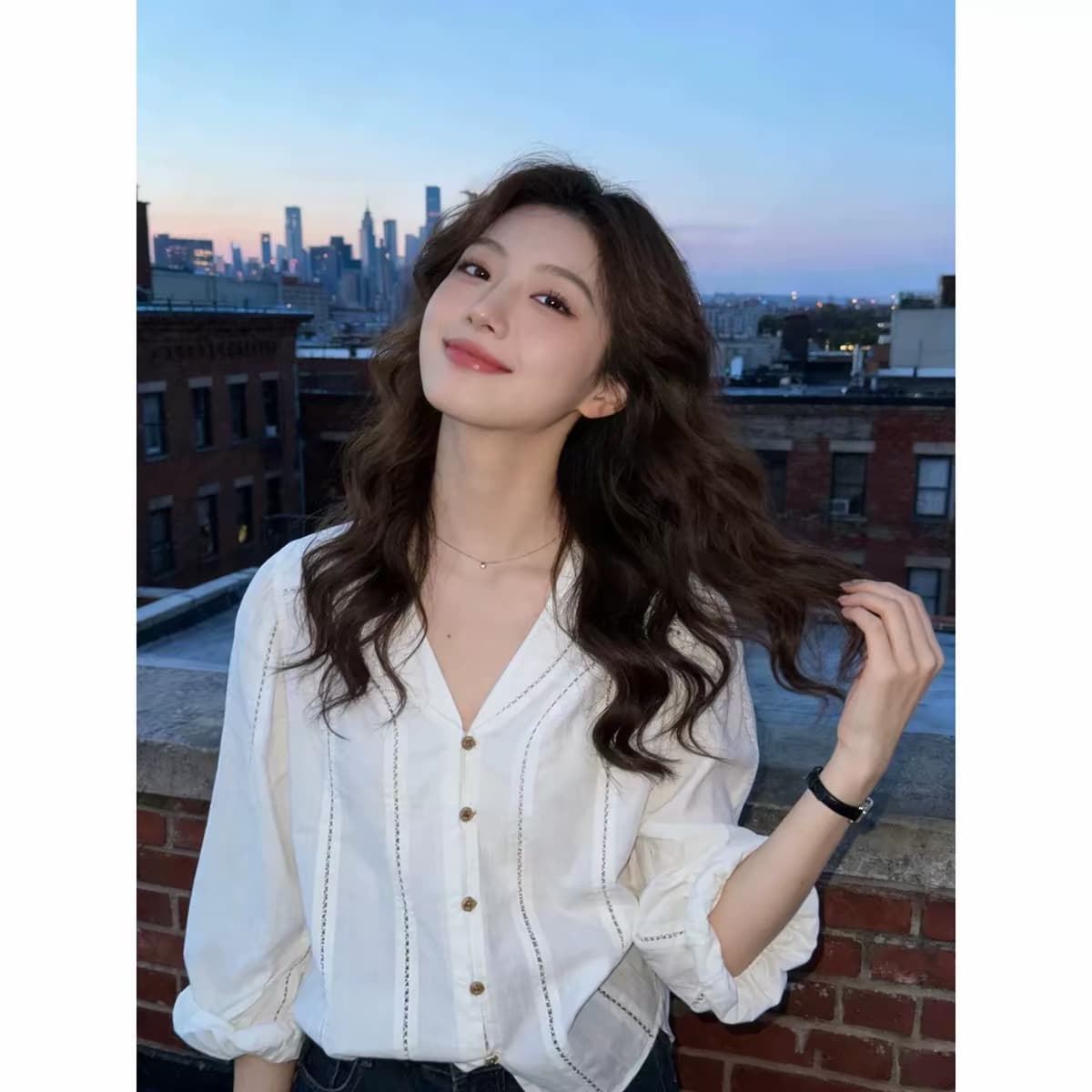 올해 인기 얇고 가벼운 V넥 홀로우 아웃 화이트 자외선 차단 여성 셔츠 여름 통기성 루즈핏 외부 가져 가라. 품격 맨위 트렌디