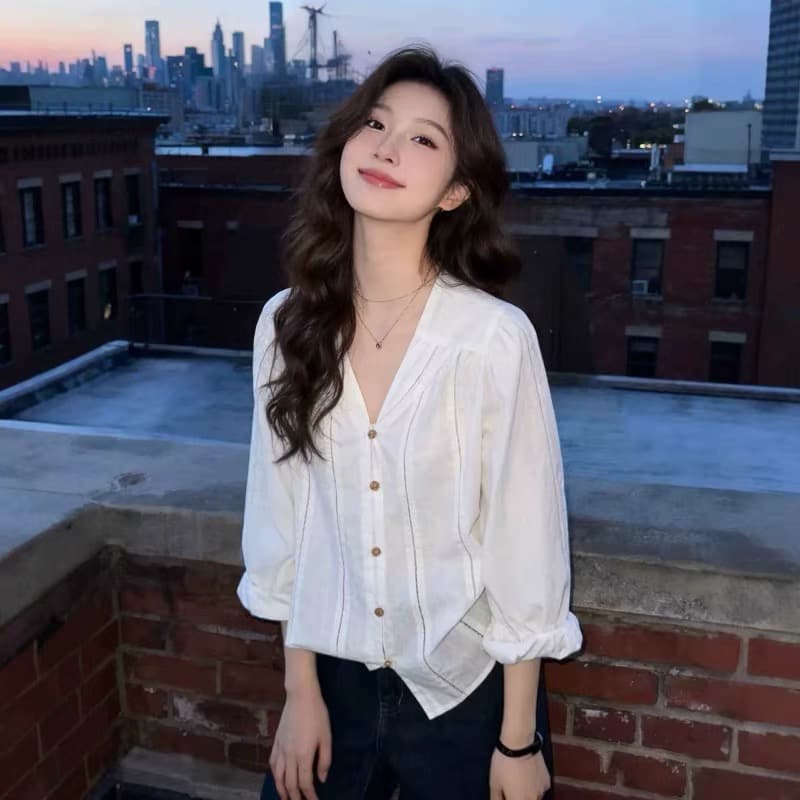 올해 인기 얇고 가벼운 V넥 홀로우 아웃 화이트 자외선 차단 여성 셔츠 여름 통기성 루즈핏 외부 가져 가라. 품격 맨위 트렌디 상세 이미지 3