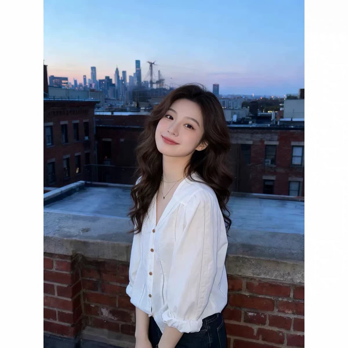 올해 인기 얇고 가벼운 V넥 홀로우 아웃 화이트 자외선 차단 여성 셔츠 여름 통기성 루즈핏 외부 가져 가라. 품격 맨위 트렌디 상세 이미지 4