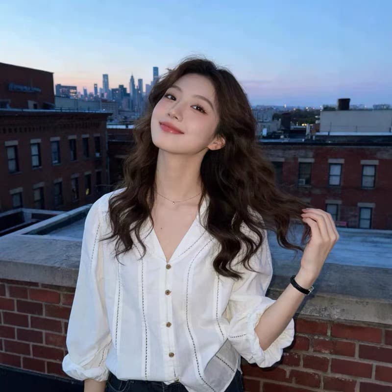 올해 인기 얇고 가벼운 V넥 홀로우 아웃 화이트 자외선 차단 여성 셔츠 여름 통기성 루즈핏 외부 가져 가라. 품격 맨위 트렌디 상세 이미지 5