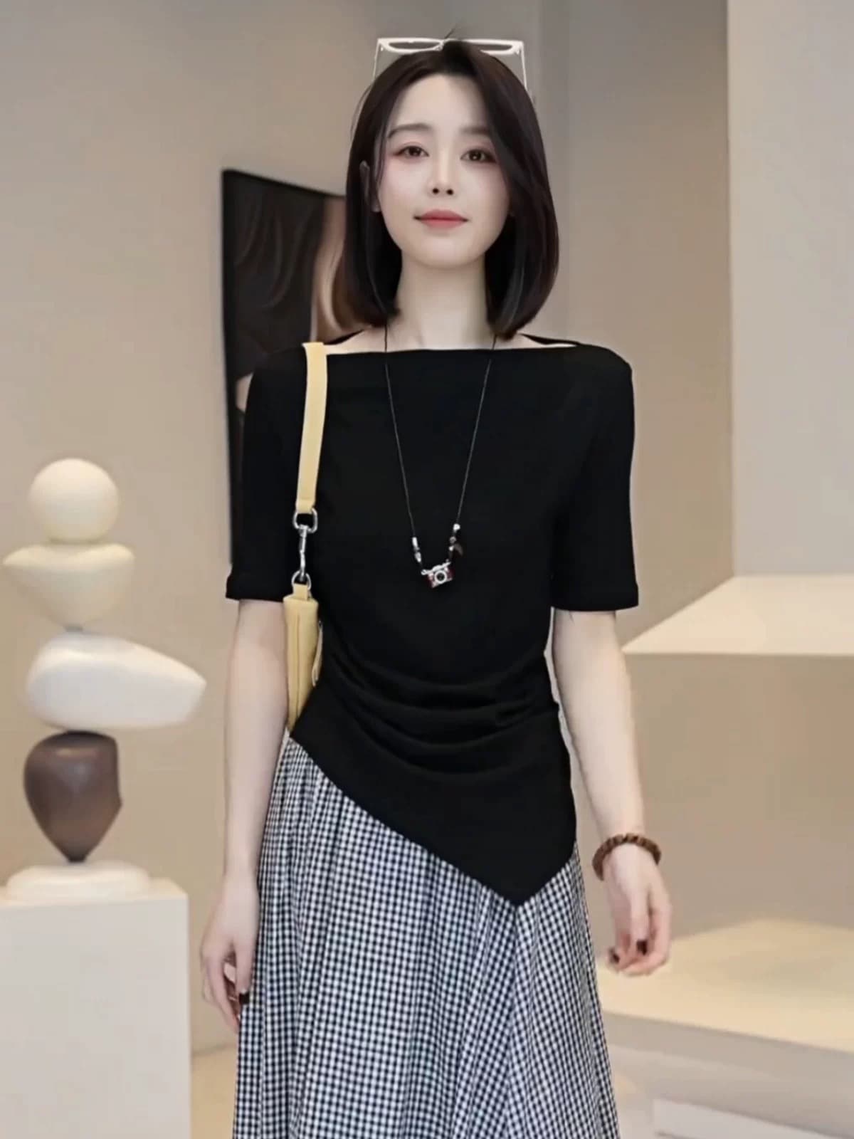 한 부서 불규칙 비스듬한 칼라 오프숄더 반팔 티셔츠 여성 2025 봄 여름 새로운 품격 슬림해 보이는 외국 가스 연령 감소 맨위 이미지 4