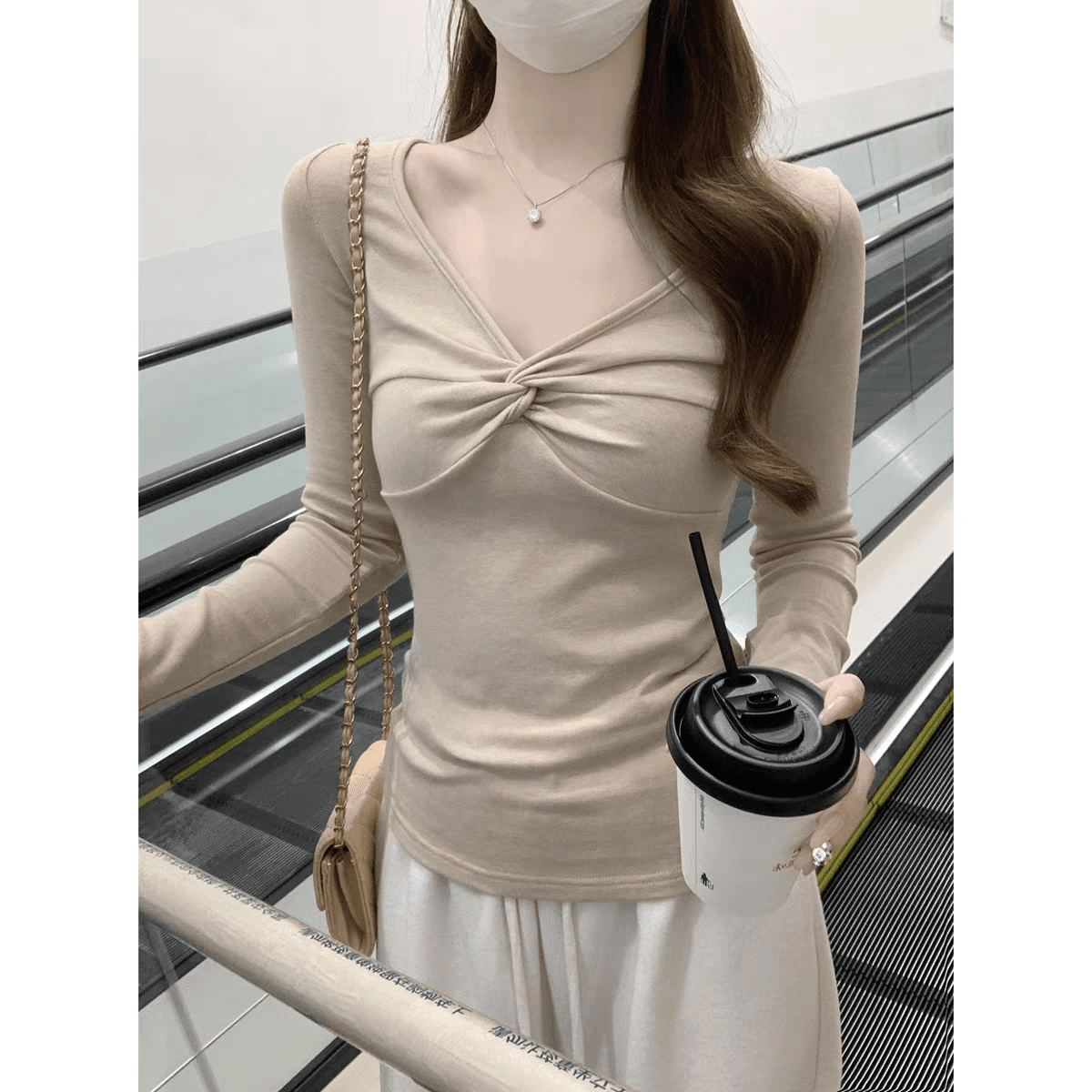 한 부서 비틀림 V넥 긴팔 티셔츠 여성 여름 패션 몸매 가꾸기 섹시함 인사이드 가져 가라. 기본 셔츠 디자인 센스 작은 대중 맨위 상세 이미지 5