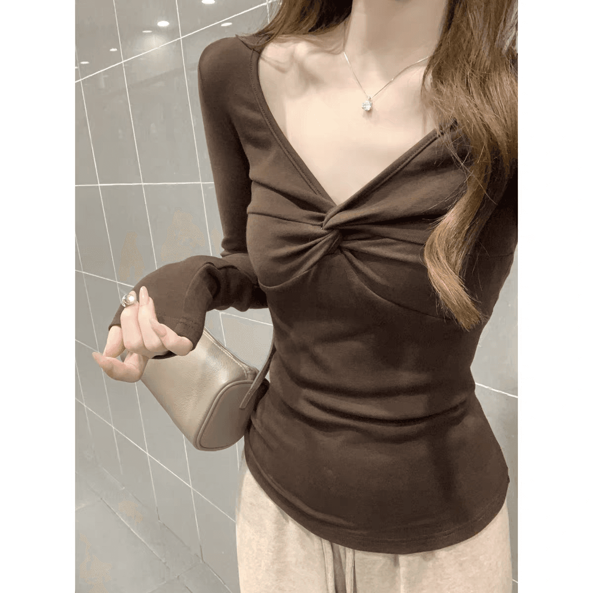 한 부서 비틀림 V넥 긴팔 티셔츠 여성 여름 패션 몸매 가꾸기 섹시함 인사이드 가져 가라. 기본 셔츠 디자인 센스 작은 대중 맨위 상세 이미지 6