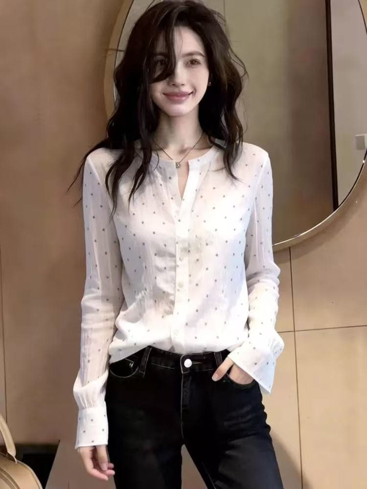 슈퍼 잘 생긴 화이트 스탠드 칼라 도트 무늬 여성 셔츠 2026 새로운 고급 센스 작은 대중 자외선 차단 V넥 인형 셔츠 맨위