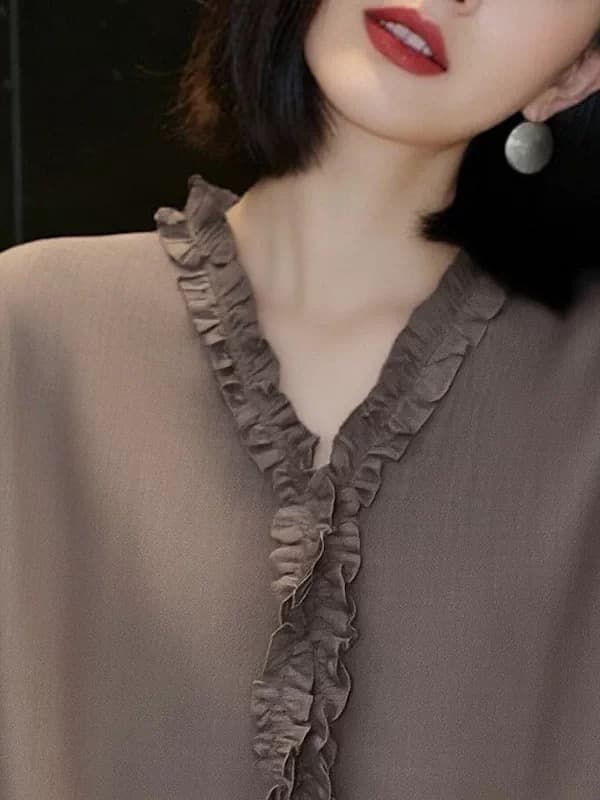 긴팔 여성 셔츠 2026 가을 새로운 한국 스타일 루즈핏 V넥 레이스 맨위 디자인 센스 연령 감소 풀오버 셔츠 이미지 3