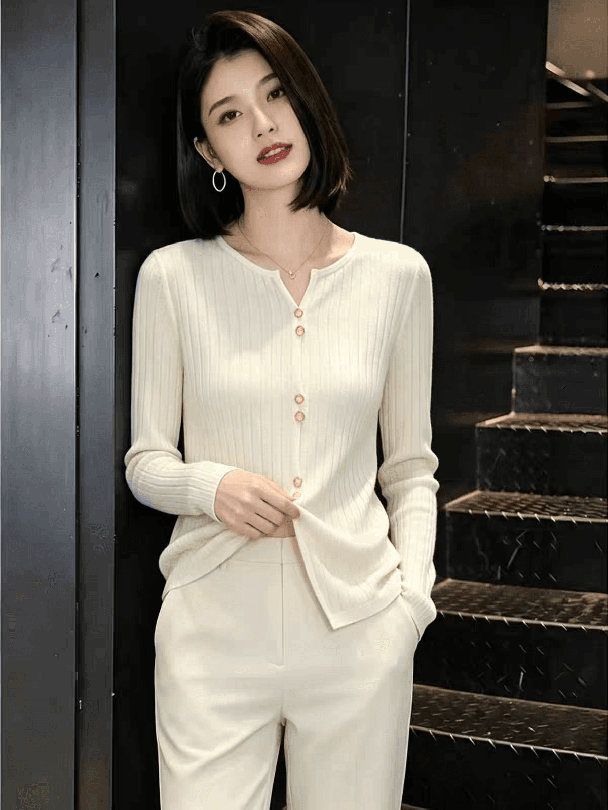 2026 이른 가을 새로운 질감 센스 엠보싱 프랑스식 티셔츠 여성 디자인 센스 트임 긴팔 긍정적 인 어깨 기본 셔츠 맨위 이미지 3