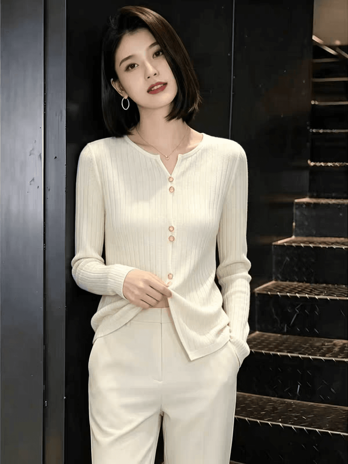 2026 이른 가을 새로운 질감 센스 엠보싱 프랑스식 티셔츠 여성 디자인 센스 트임 긴팔 긍정적 인 어깨 기본 셔츠 맨위 상세 이미지 2