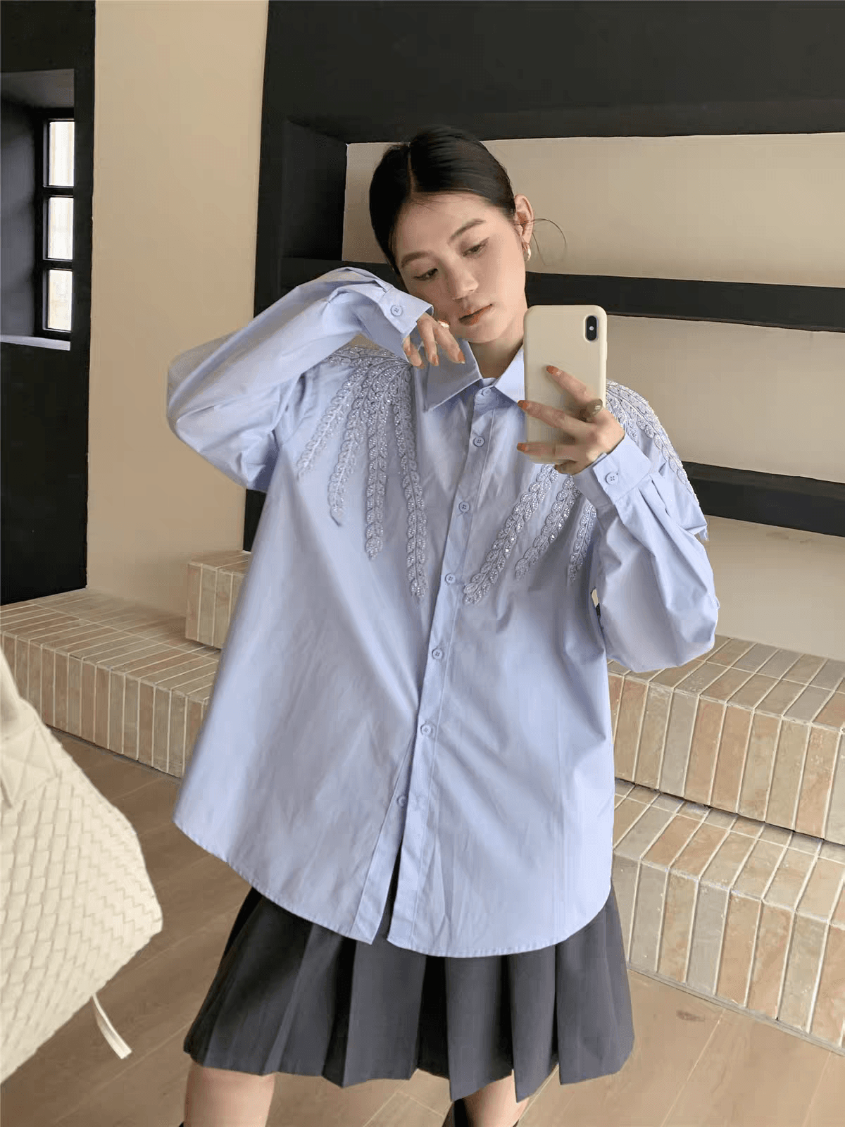 2026 년 새로운 화이트 3 차원 자수 여성 셔츠 디자인 센스 패션 미니멀리즘 캐주얼 루즈핏 긴팔 셔츠 상세 이미지 5