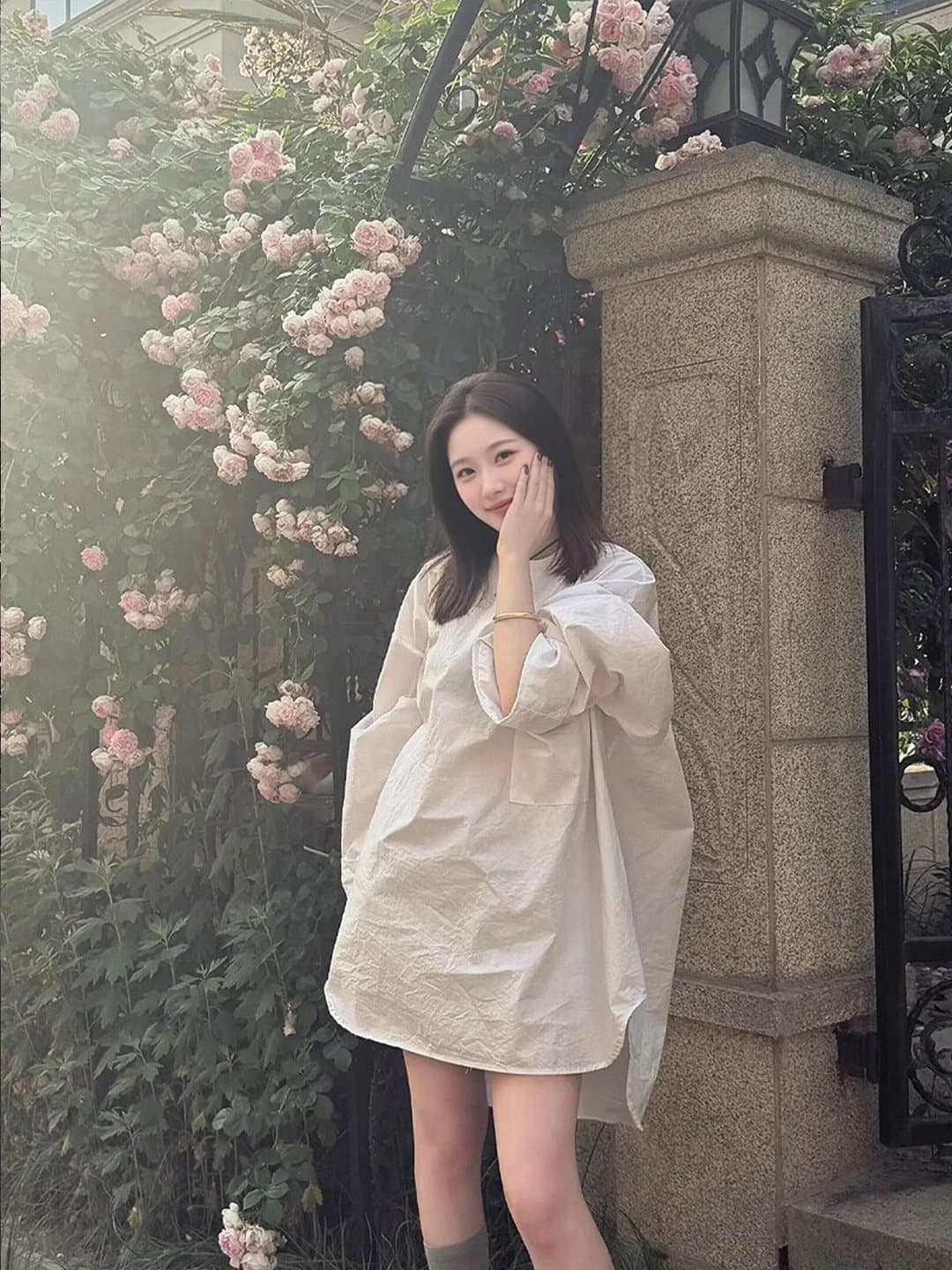 느긋한 바람 프로필 모양 화이트 셔츠 여자 2026 새로운 미니멀리즘 루즈핏 출퇴근 착용 가져 가라. 중간 길이 자외선 차단 맨위 이미지 2