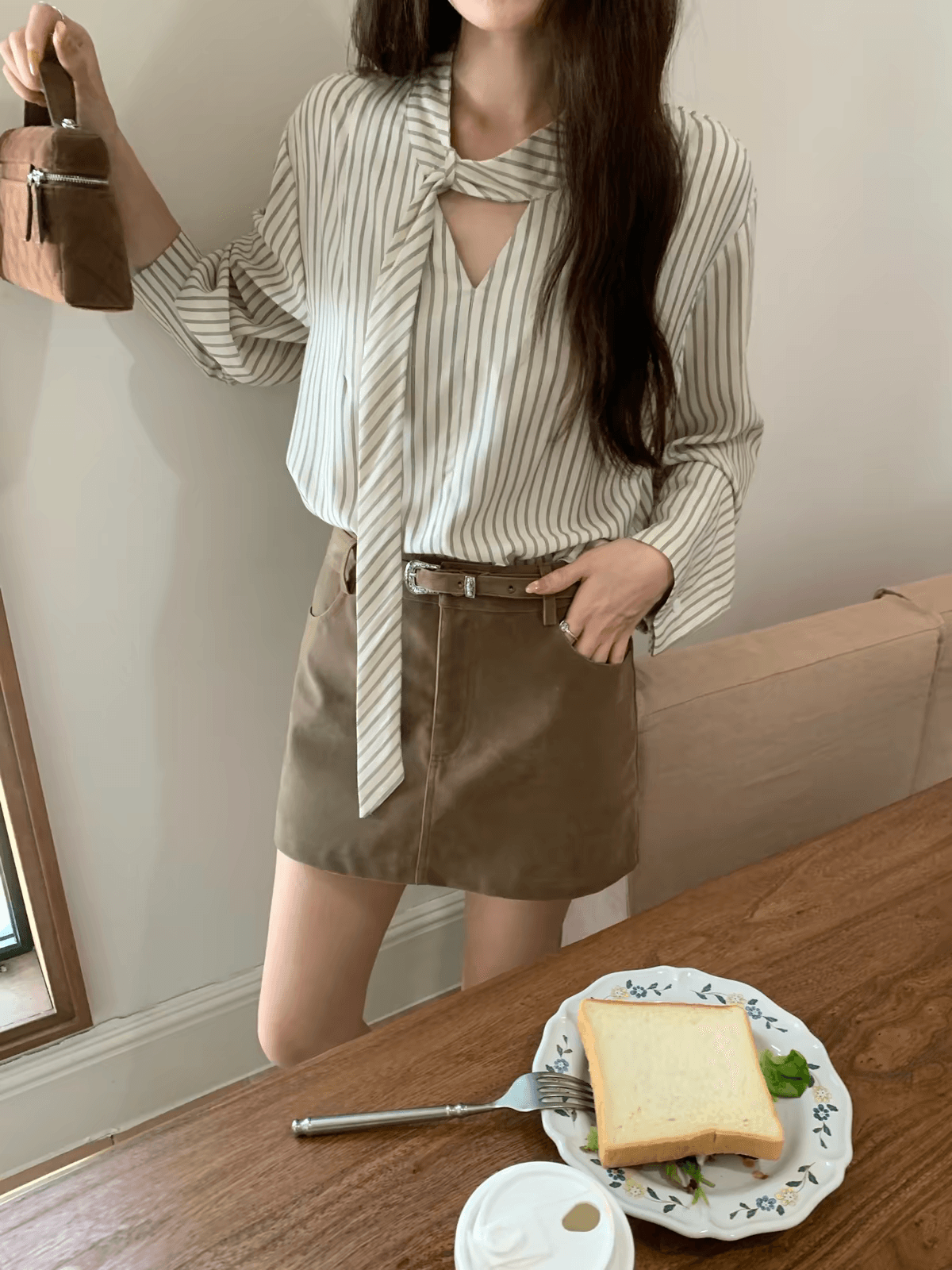 살구 색상 세로 줄무늬 리본 칼라 여성 셔츠 가을 출퇴근 캐주얼 슬림해 보이는 긴팔 셔츠 여성 이미지 4