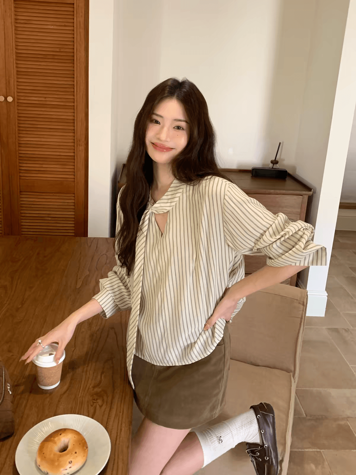 살구 색상 세로 줄무늬 리본 칼라 여성 셔츠 가을 출퇴근 캐주얼 슬림해 보이는 긴팔 셔츠 여성 상세 이미지 2
