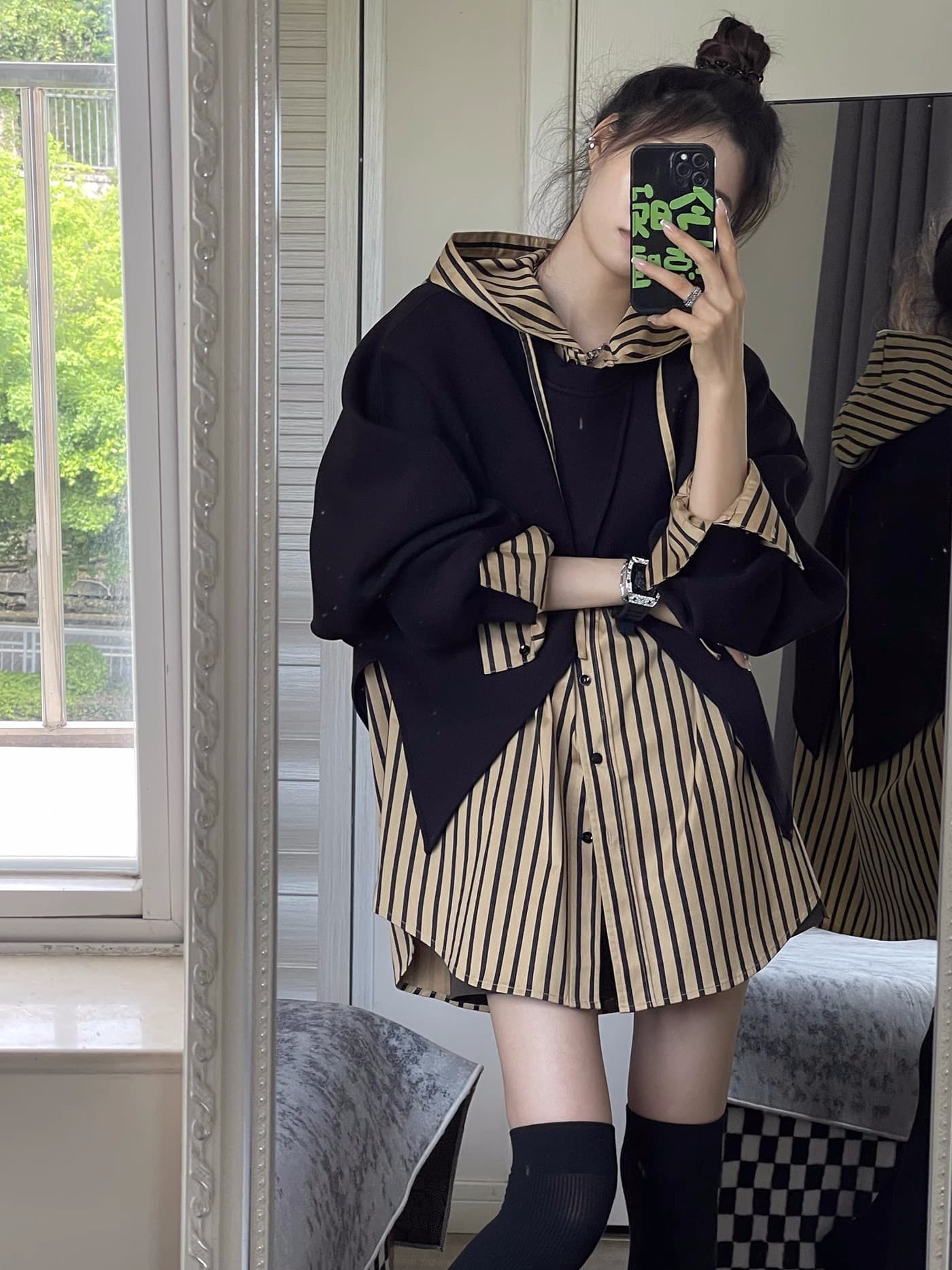 작은 대중 오리지널 디자인 맞춤 커피 색상 스트라이프 후드 셔츠 여성 긴 소매 느긋한 바람 재킷 셔츠 상세 이미지 3