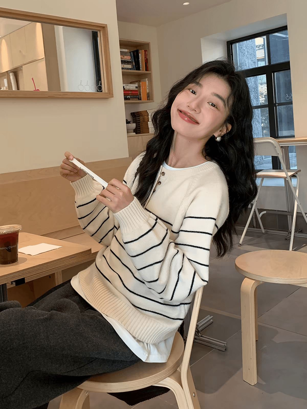 살구 색상 풀오버 스트라이프 스웨터 여자 가을 2026 새로운 자이언트 잘 생긴 아름다운 느긋한 바람 니트 스웨터 맨위 이미지 3